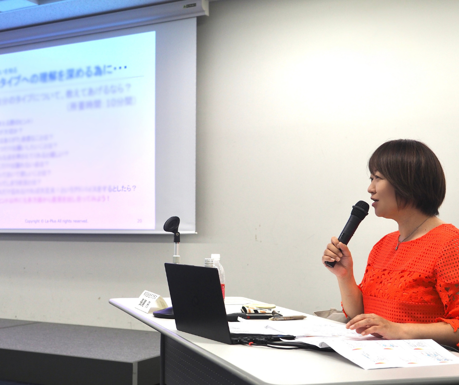 講師がセミナーでプレゼンテーションを行っている様子